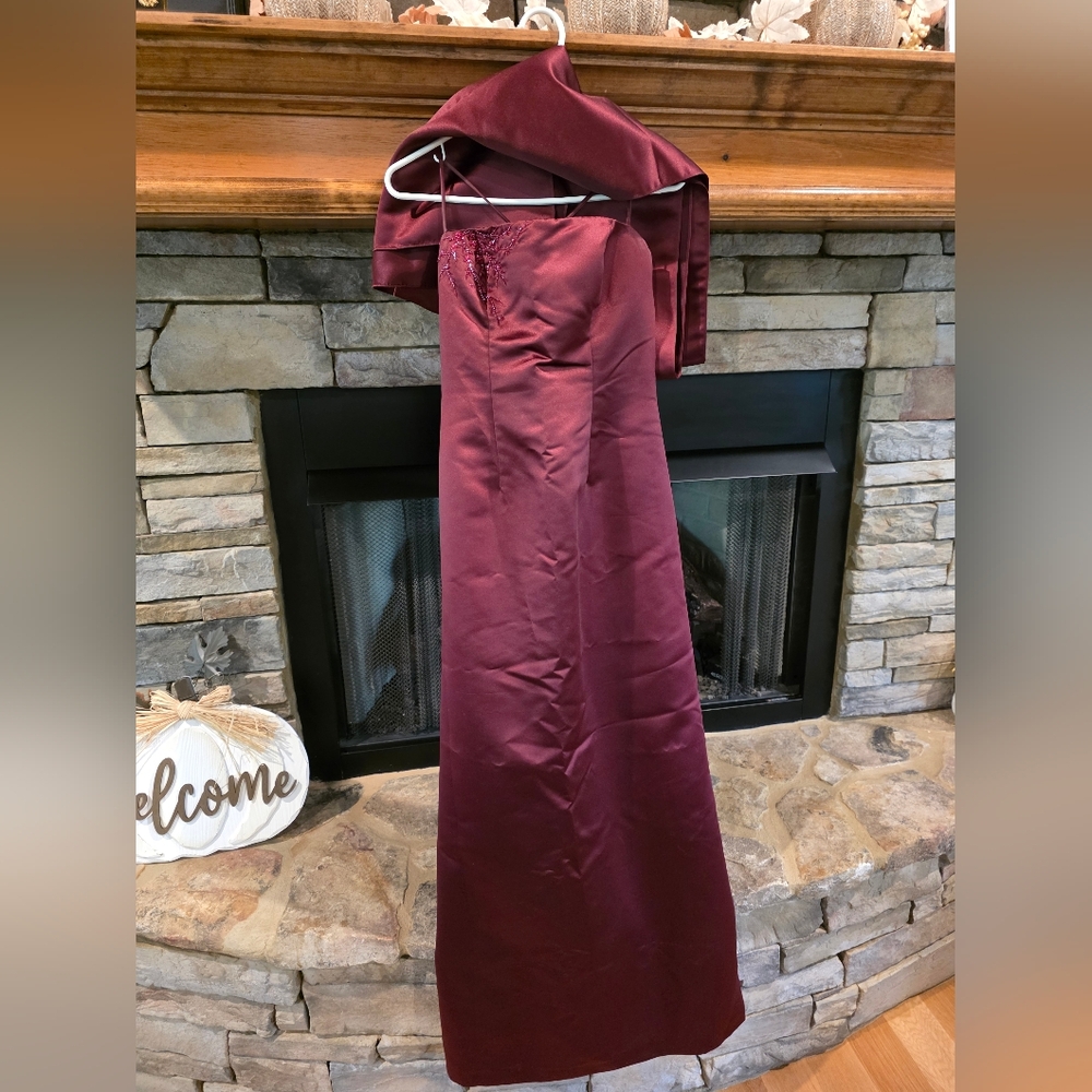 Elegant Burgundy Strapless Dress